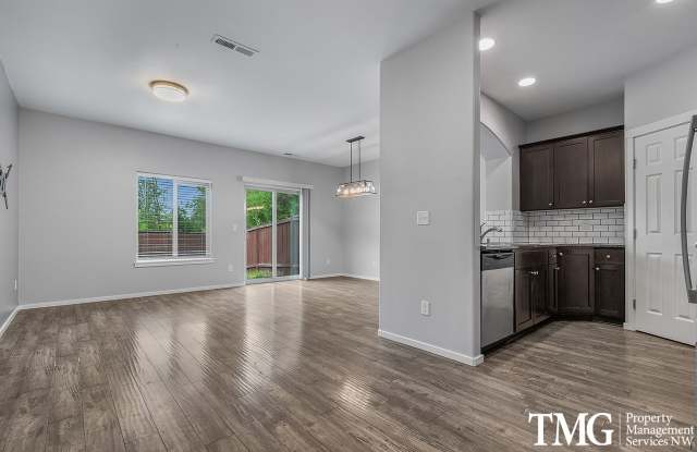 End Unit 3 Bedroom 2.5 Bathroom Townhome in Beautiful Community! Gallery 3