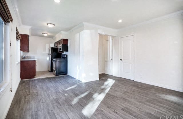 296 N Oakland Gallery 3