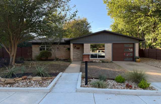 Beautifully updated East Austin home just 3.5 miles from Downtown and 10 minutes to the airport - 1214 Arthur Stiles Road, Austin, TX 78721