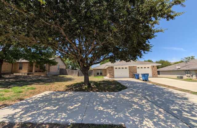 *1 month free rent* 3/2/1 Duplex / Walk to Kraft Park & The Countyline- Memorial Trail / Fridge Included / No Carpet / NBISD Gallery 4