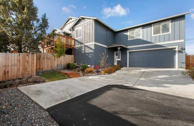 Bring the DOG! Beautiful Like New NE 4 Bdrm House, All Appliances, Air Conditioning  Gas Heat/Fireplace, Oversized Double Garage photos photos