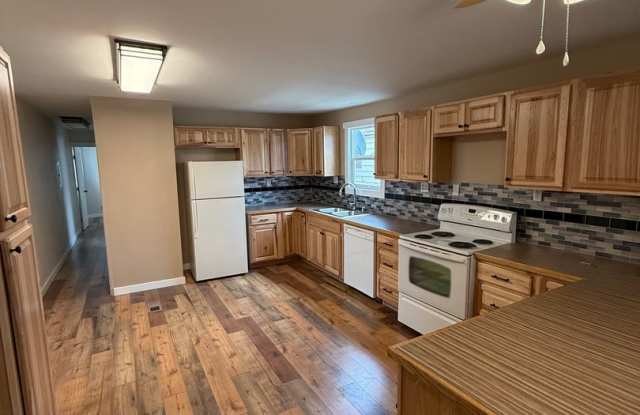 Updated 2 Bedroom, 1 Bath Home – Quiet Inside, Even Next to the Freeway photos photos