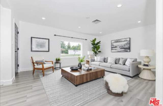 22717 Hatteras Street Gallery 1