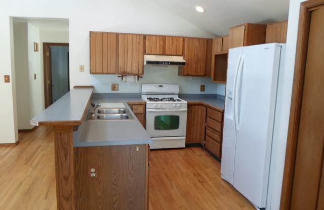 For Rent - Conifer 3+ bedroom, 2.75 bath home w/2 car att. garage on 1.7 acres. Gallery 4