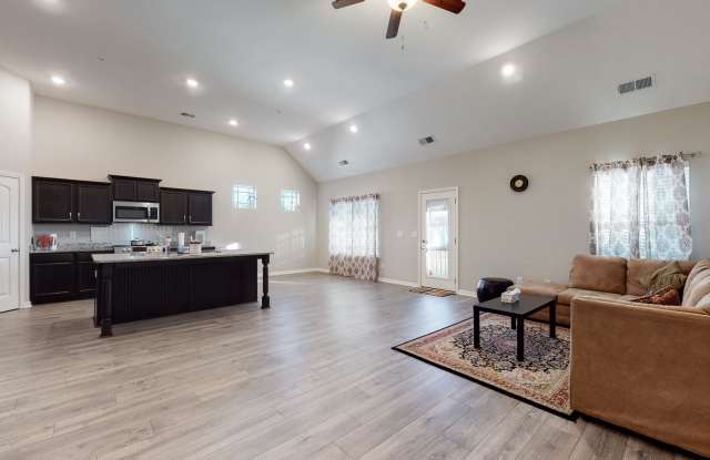 317 Edgefield Ct Gallery 2