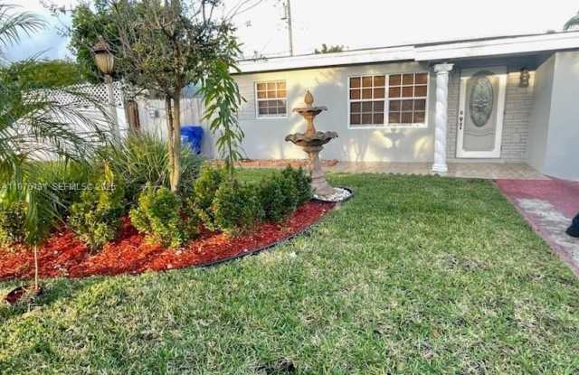 3121 NE 12th Ave photos photos