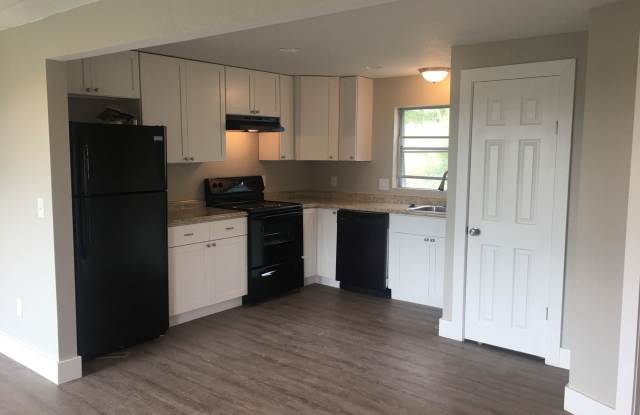 Three Bedroom Townhome; Farmington, 1,100 sq ft; Updated and Pet Friendly - 746 North Main Street, Farmington, UT 84025
