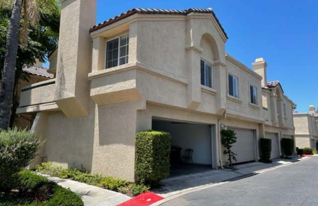 Beautiful 2 bedroom/2 bath end unit condo in lovely Lake Forest photos photos