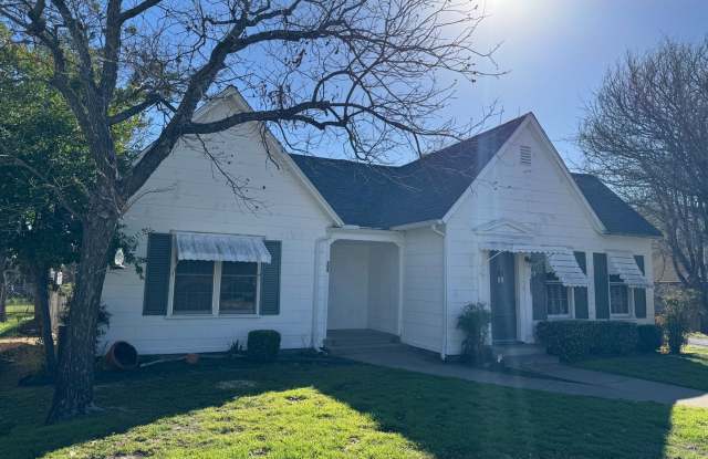 Historic CHARM + Wood Floors + Across from City Park and Pool - 309 South Alamo Street, Weatherford, TX 76086 Historic CHARM + Wood Floors + Across from City Park and Pool - 309 South Alamo Street, Weatherford, TX 76086