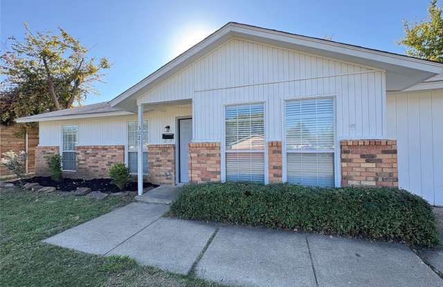 Irving 3-bed 2-bath with Corner Lot Big Yard - 3021 Dupree Street, Irving, TX 75062