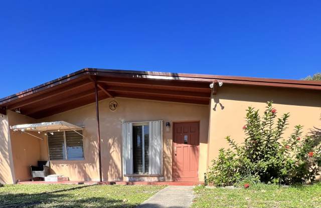 901 W Bloxham Street - 901 West Bloxham Street, Lantana, FL 33462