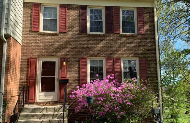 End Townhome In Oak Manor Community - 114 Southampton Court, Blacksburg, VA 24060
