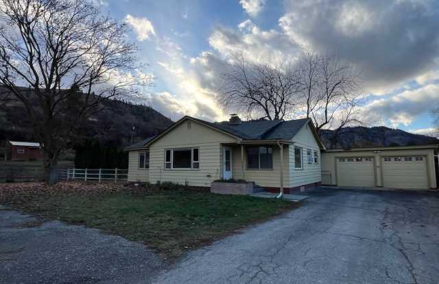 CASHMERE home! 3 bed/1 bath, double garage, large fenced yard, lots of storage! Pets negotiable! - 5502 Sullivan Street, Chelan County, WA 98815