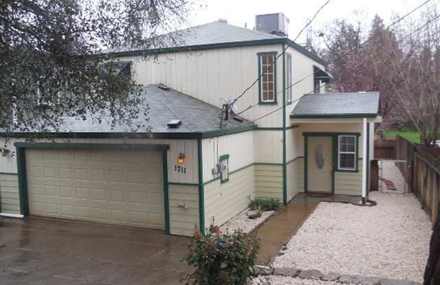 TWO STORY 3 BED 2.5 BATH HOUSE IN SHASTA LAKE CITY Gallery 1