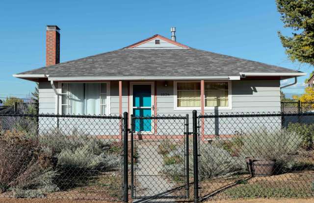 2 Bed 1 Bath House with Fully Fenced in Yard and Detected garage! Gallery 1