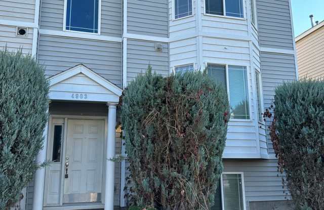 Spacious 2 bed/2.5 bath with bonus room townhome off Road 68 photos photos