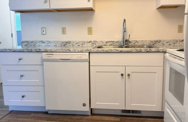 1528 North Court Unit B  -  Freshly Painted Home Featuring a Beautifully Remodeled Kitchen! Gallery 4