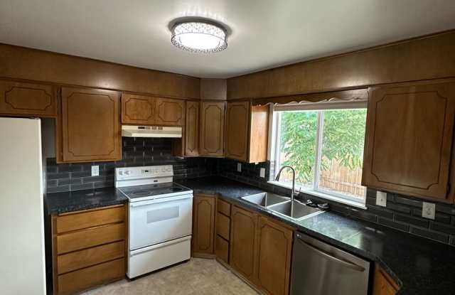 Great location in Meridian for this 3 bedroom 2 bath home. - 1305 North Meridian Road, Meridian, ID 83642