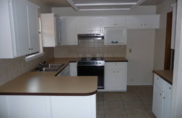 Close to Fort Sill, large laundry room Gallery 4