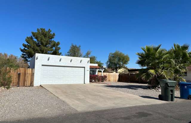 Great 3 Bedroom Home Near the River! - 449 Roadrunner Drive, Bullhead City, AZ 86442