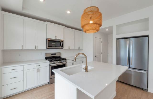 Like New, Modern Spotless w 2 car attached! Gallery 1