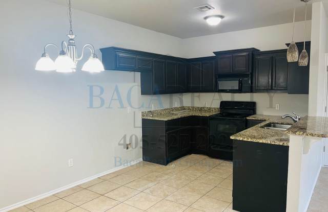3BR 2BA Duplex with 2 Car garage Gallery 3