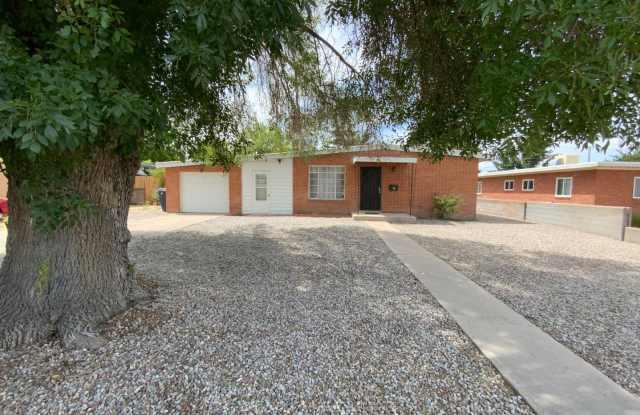 3 Bedroom Single Story Available Near Comanche Rd NE  San Mateo Blvd NE! photos photos