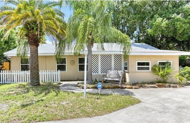 821 7TH STREET NW - 821 7th Street Northwest, Largo, FL 33770