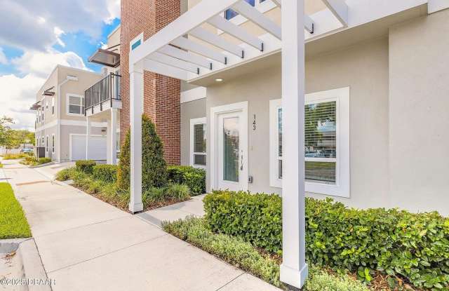 Beautiful Townhome in the Heart of Historic Sanford – Steps from Lake Monroe! photos photos