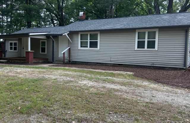 Private ranch with spacious yard! Can accommodate 5 bedrooms! photos photos