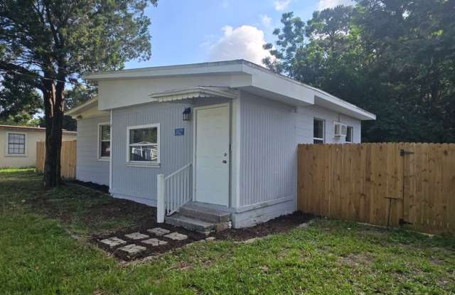 Fully Fenced Home in the Southside of Jacksonville Gallery 3
