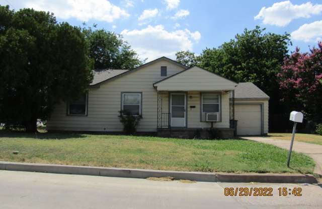 Very nice spacious home located in the Tomlinson area! - 2 Northwest 28th Street, Lawton, OK 73505