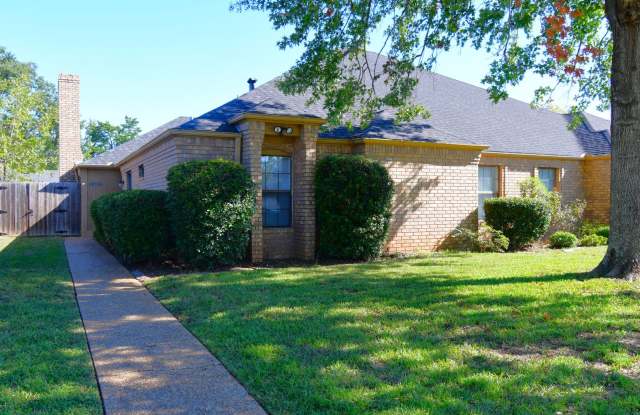 Newly Painted Lovely 3 Bedroom, 2 Bath Duplex-Lawn Care Provided! Gallery 1