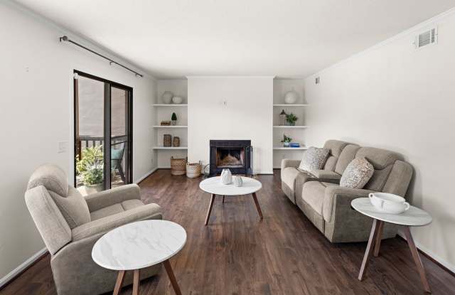 Attractive Courtside Condo - Club Membership Included! Gallery 3