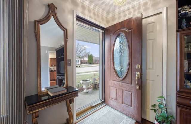 16567 Bowman Street Gallery 2