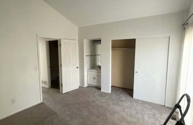 Charming 3b/3b Townhome In Downtown Louisville - Available October! Gallery 3