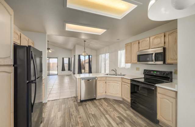 Spacious 3 Bed, 2 Bath Home in Peoria - Your Perfect Home Awaits! photos photos