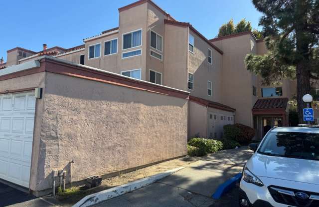 Beautifully updated 2-bedroom condo close to shopping and public transportation Gallery 1