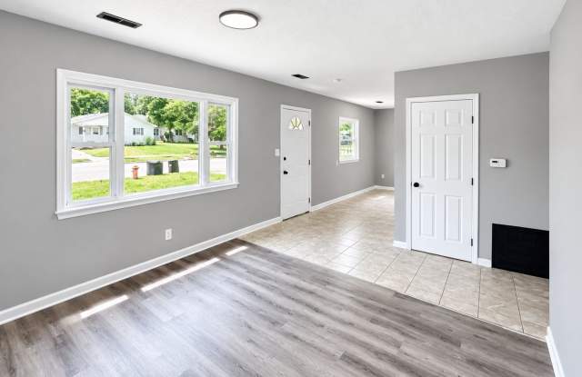 Beautifully Renovated 3BR Home with Modern Finishes & Spacious Yard Gallery 3