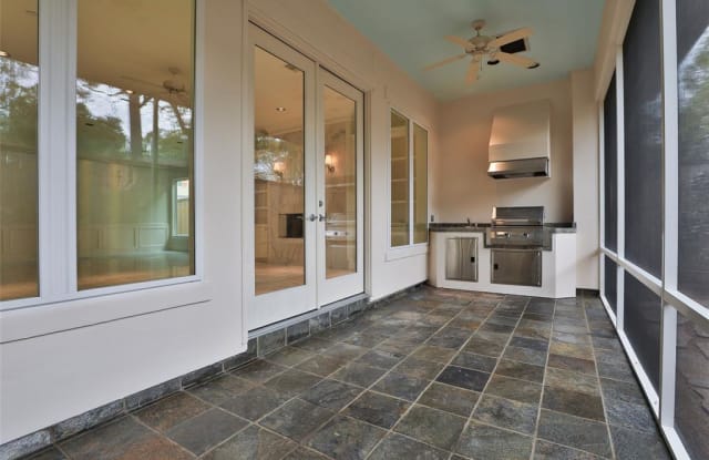 32 N Creekside Court - 32 North Creekside Court, Spring Valley Village, TX 77055