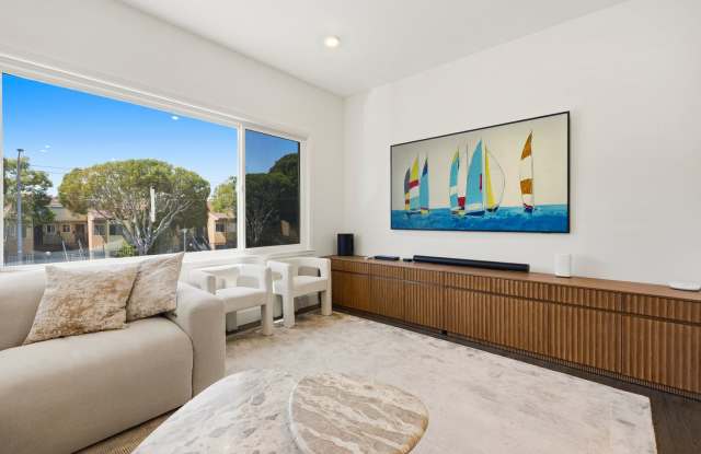 Beautiful 3 Bedroom 2 Bath Potrero Hill Home with Private Backyard & 2-Car Garage Gallery 3