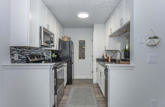 Galbraith Pointe Apartments and Townhomes Gallery 3