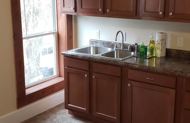 330 1/2  W. La Crosse St. - Upper photos photos