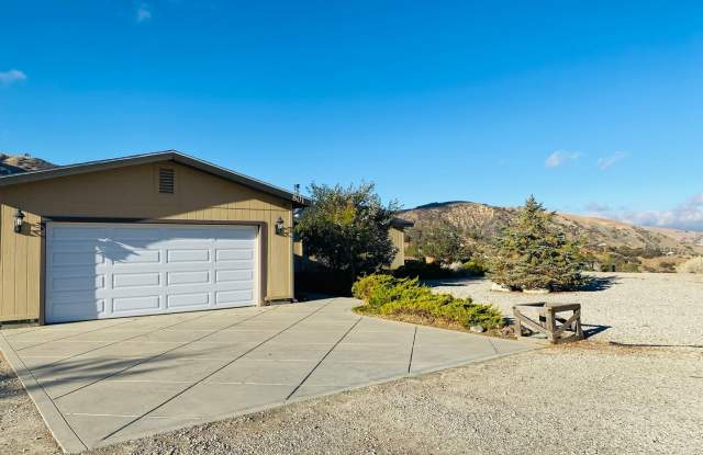 4 Bedroom Private Hilltop Home on 5 Acres with 2-Car Garage, RV Parking & Fireplace Gallery 1