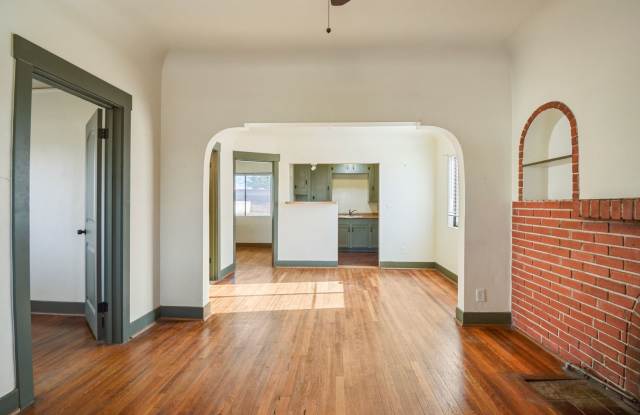 Charming Older Home A/C 3 Bed 2 Bath Wood Floors, Huge Back Yard Gallery 3
