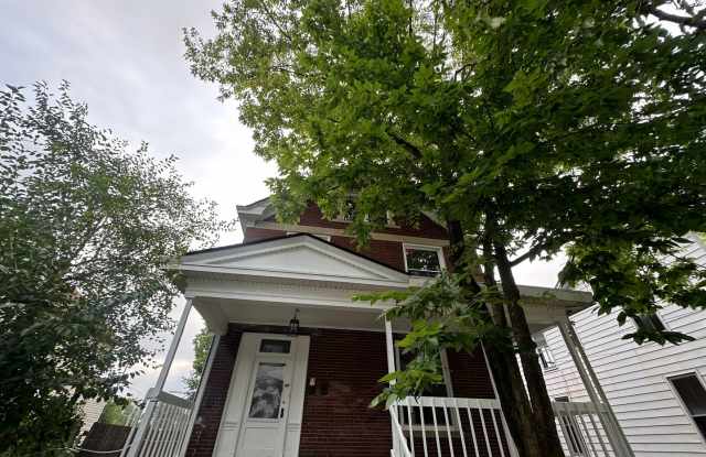 Beautiful Spacious 1 Bedroom Apt. Lower Unit in Duplex - 610 South 2nd Street, Hamilton, OH 45011