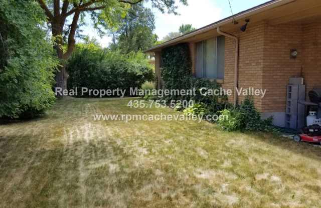 3 bedroom home that is pet friendly! Available in May! photos photos