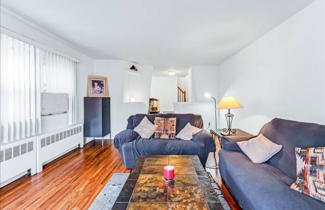 1559 Hering Avenue Gallery 4