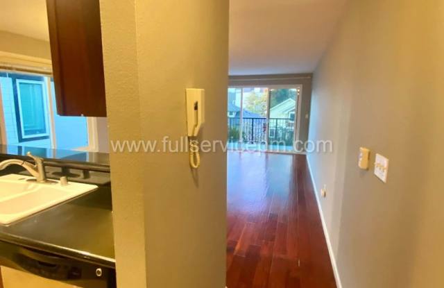 Watch the Sunsets! Ballard Condo w/large deck, Hardwood Floors & Walk-to-Everything Location Gallery 4