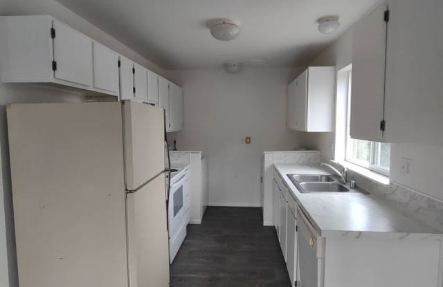 3 BR, 2 BA unit in QUITE 4 plex. Storage & W/D included Gallery 4